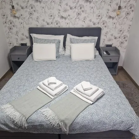 Modern 4 Stars With Terace & Free Parking Apartman