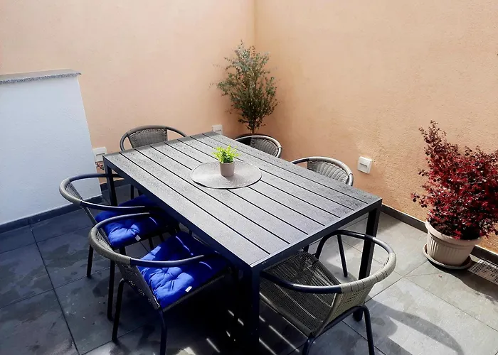 Modern 4 Stars Apartment With Terace & Free Parking 시베니크